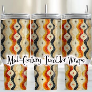 Könnte beinhalten: Drei Edelstahlbecher mit Deckeln und Strohhalmen. Die Becher haben ein sich wiederholendes Wellenmuster in Orange, Rot, Schwarz und Beige mit Sternakzenten. Der Text "Mid-Century Tumbler Wraps" befindet sich unten.