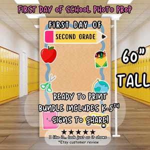 Könnte beinhalten: Eine braune Foto-Requisite für den ersten Schultag, 152 cm hoch, mit bunten Aufklebern zum Thema Schule. Die Requisite enthält den Text "First Day of Second Grade" und "Ready to Print Bundle Includes K-5th Signs to Share!"