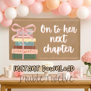 Può includere: Un banner marrone con la scritta "On to her next chapter" e una pila di libri con un fiocco rosa. Lo striscione è decorato con un bordo smerlato. Il tavolo è decorato con palloncini rosa e bianchi, fiori e regali.