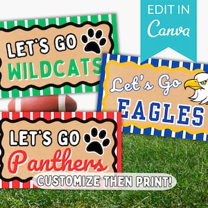 Puede incluir: Tres carteles rectangulares con bordes festoneados y centros de color tostado. Uno tiene rayas verdes y dice LET'S GO WILDCATS con una huella. Uno tiene rayas azules y dice Let's Go EAGLES con una cabeza de águila. Uno tiene rayas rojas y dice LET'S GO Panthers.