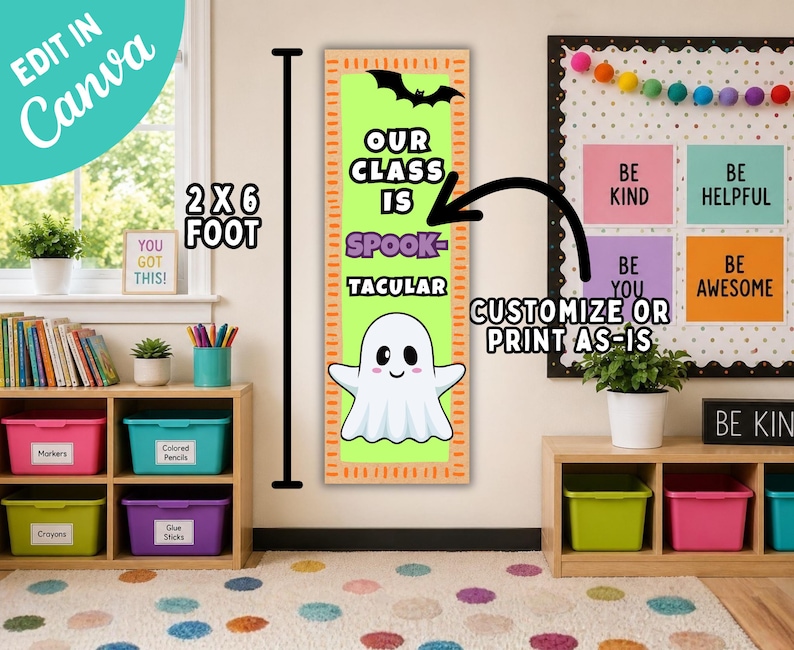 Puede incluir: Una pancarta vertical de 2x6 pies con fondo verde claro y borde naranja. El texto dice OUR CLASS IS SPOOK-TACULAR, acompa&ntilde;ado por la silueta de un murci&eacute;lago negro en la parte superior y un fantasma blanco de dibujos animados abajo.