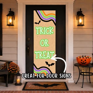 Puede incluir: Un letrero de puerta rectangular vertical con fondo color canela, el texto verde TRICK OR TREAT, siluetas de murci&eacute;lagos negros y rayas onduladas en naranja, verde lima y morado. El letrero incluye el texto GREAT FOR DOOR SIGNS.