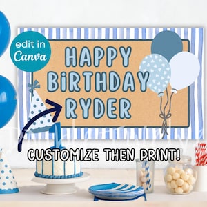Op de afbeelding: Een verjaardagsbanner met de tekst "HAPPY BIRTHDAY RYDER" in blauw. De banner heeft een gestreepte achtergrond en is versierd met ballonnen. Een taart, feesthoeden en andere feestartikelen zijn ook zichtbaar.