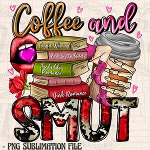 Op de afbeelding: Een sublimatieontwerp met rode, roze en zwarte lippen met een roze hart erin, een stapel boeken met de titels "Trigger Warning", "Enemies to lovers", "Forbidden Romance" en "Dark Romance", een koffiebeker met een skelet hand die deze vasthoudt, en het woord "SMUT" in rood, zwart en wit camouflageprint.