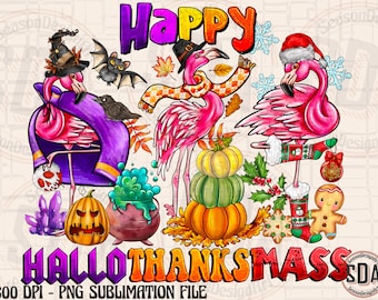 Könnte beinhalten: Eine digitale Illustration mit drei pinkfarbenen Flamingos, die mit verschiedenen festlichen Accessoires geschmückt sind. Die Flamingos sind von Kürbissen, einem Kessel und anderen saisonalen Dekorationen umgeben. Der Text "Happy HalloThanksMass" ist in großen, bunten Buchstaben oben im Bild dargestellt.