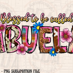 Może przedstawiać: Różowy i żółty tekst, który brzmi "Blessed to be called ABUELA" z różnymi kolorowymi wzorami i kwiatami otaczającymi tekst.