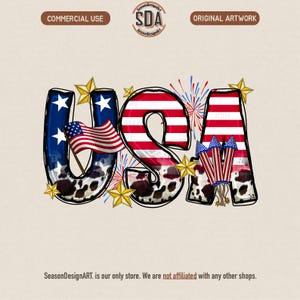 以下が含まれることがあります： 太字の「USA」という言葉が特徴的な愛国的なデザイン。文字は、アメリカ国旗、星、花火、牛革模様で装飾されています。金色の星とアメリカ国旗もデザインに含まれています。