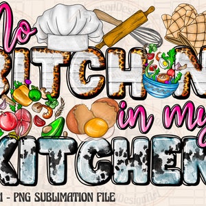 Puede incluir: Un diseño de sublimación con el texto "No Bitchen' in my Kitchen" en un estilo blanco de veta de madera con acentos de estampado de leopardo. El diseño incluye un gorro de chef, un rodillo, un batidor, un tazón de ensalada, huevos y aguacate.