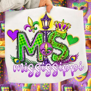 Może przedstawiać: Biały ceramiczny kubek z czarnym uchwytem i napisem "But First, Coffee" pogrubioną, czarną czcionką. Kubek jest umieszczony na rozmytym tle, podkreślając jego czysty design.