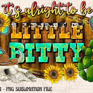 Peut inclure: Un design numérique avec le texte "It's alright to be LITTLE BITTY" dans un style western. Le design comprend des tournesols, un crâne de vache, un chapeau de cowboy, des accents turquoise et un cactus. Les mots sont multicolores.