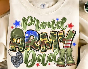 Könnte beinhalten: Ein beiger Pullover mit einem grünen, gelben und braunen Tarnmuster, auf dem "Proud Army Dad" mit roten, weißen und blauen Sternen und einem Soldatenhelm steht.