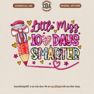 Op de afbeelding: Een kleurrijke afbeelding met de tekst "Little Miss 100 Days Smarter". Een grote potlood met een roze strik en een hartvormige koekje zijn afgebeeld. Het ontwerp bevat harten en sterren, perfect voor schoolgerelateerde producten.