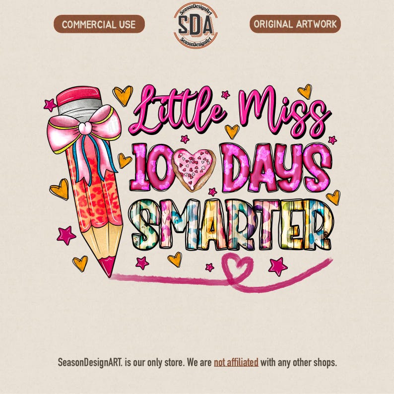 Op de afbeelding: Een kleurrijke afbeelding met de tekst "Little Miss 100 Days Smarter". Een grote potlood met een roze strik en een hartvormige koekje zijn afgebeeld. Het ontwerp bevat harten en sterren, perfect voor schoolgerelateerde producten.