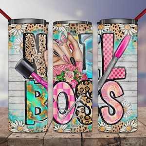 Puede incluir: Un vaso con tapa y pajita, con la palabra "BOSS" en un diseño colorido. El diseño incluye esmalte de uñas, una mano con uñas manicuradas, tijeras y una lima de uñas. El fondo tiene un patrón de vetas de madera y detalles florales.