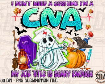 Op de afbeelding: Een digitale illustratie van een geest die een verpleegstersmuts en een stethoscoop draagt. De geest houdt een pompoen en een spuit vast. De tekst "I don't need a costume I'm a CNA My job title is scary enough" is geschreven in roze en paarse letters.
