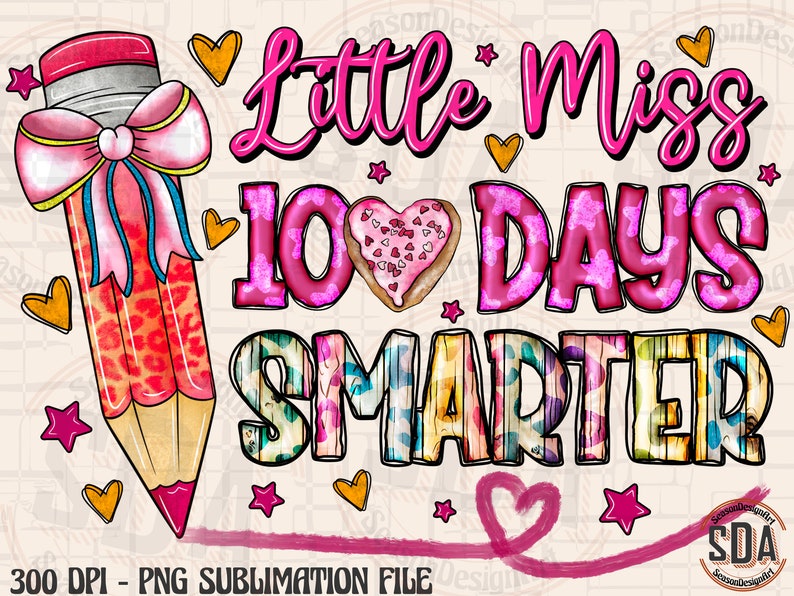 Op de afbeelding: Een kleurrijke afbeelding met de tekst "Little Miss 100 Days Smarter". Het toont een grote potlood met een roze strik en een hartvormige koek. Het ontwerp bevat sterren en harten in roze en geel.