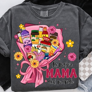 May include: A gray t-shirt with a pink bouquet of flowers and various Mexican food and drink items. The text "La mejor MAMA del mundo" is printed on the shirt.