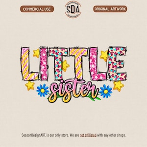 Puede incluir: Diseño gráfico colorido con las palabras «LITTLE SISTER». La palabra «LITTLE» tiene un estampado de leopardo rosa y un patrón tie-dye amarillo. La palabra «sister» está en una fuente de escritura con flores azules y estrellas amarillas.