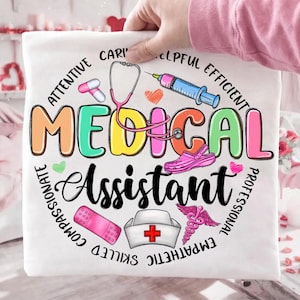 Puede incluir: Camiseta blanca con un diseño colorido para un asistente médico. El diseño incluye las palabras "MEDICAL ASSISTANT" en letras grandes y coloridas, rodeadas de iconos médicos y palabras como "compasivo" y "eficiente".