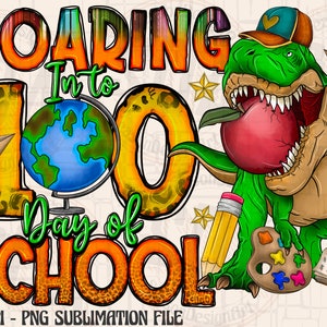 Op de afbeelding: Een kleurrijk grafisch ontwerp met een dinosaurus die een baseballpet draagt en een appel, een palet en een boek vasthoudt. De tekst "Roaring I'm to 100 Day of School" wordt weergegeven in een vet, kleurrijk lettertype.