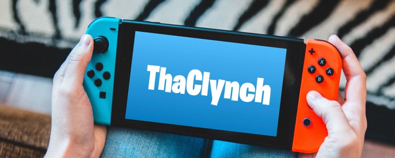 Op de afbeelding: Een persoon houdt een blauwe en rode Nintendo Switch-gameconsole vast. Het scherm toont de tekst "ThaClynch" in witte letters op een blauwe achtergrond.