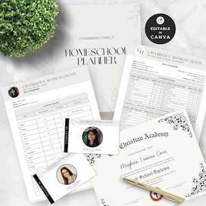 Puede incluir: Una colección de documentos de educación en casa, que incluyen un planificador, boletas de calificaciones y un diploma. Los documentos presentan el texto "Chambers Homeschool" y "Christian Academy". La imagen incluye un bolígrafo y el texto "Editable in Canva".