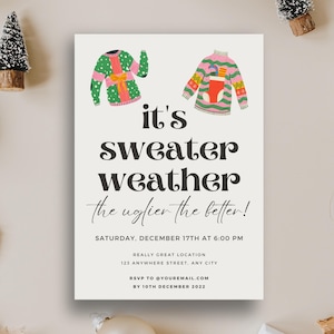 Peut inclure: Une carte d'invitation blanche sur le thème des pulls de Noël festifs. Elle indique "it's sweater weather the uglier the better!" avec une date et une heure pour une fête. Le texte comprend également des informations RSVP.