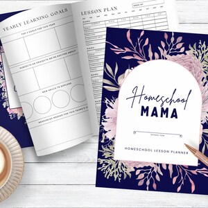 Op de afbeelding: Een marineblauwe homeschool-planner met een bloemenontwerp met roze en witte bloemen. De omslag heeft de tekst "Homeschool Mama" en "Homeschool Lesson Planner".