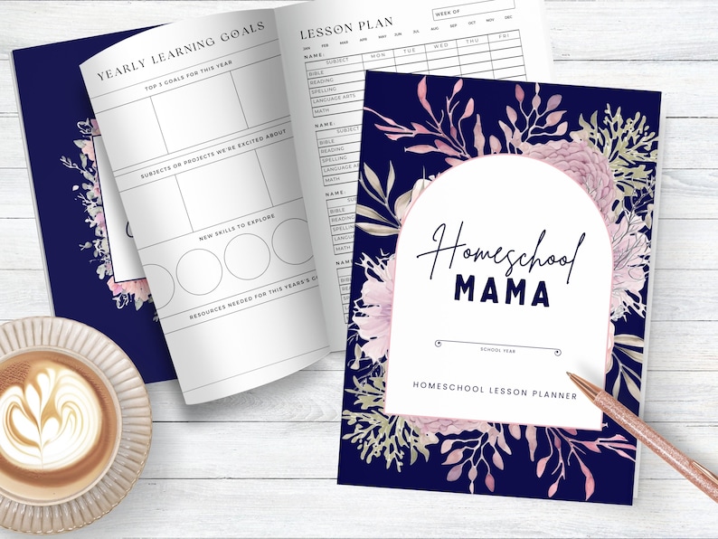 Op de afbeelding: Een marineblauwe homeschool-planner met een bloemenontwerp met roze en witte bloemen. De omslag heeft de tekst "Homeschool Mama" en "Homeschool Lesson Planner".