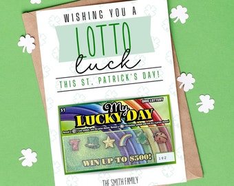 以下が含まれることがあります： 緑のクローバー柄のグリーティングカードで、"Wishing you a Lotto luck this St. Patrick's Day!"というテキストが書かれています。カードには、"My Lucky Day"と"Win up to 500€!"というテキストが書かれたスクラッチくじが付いています。