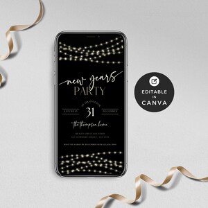 Peut inclure: Modèle d'invitation de fête du Nouvel An éditable avec un fond noir et du texte doré. L'invitation présente une guirlande lumineuse et le texte "new years party" avec la date "31 décembre" et l'heure "à six heures".