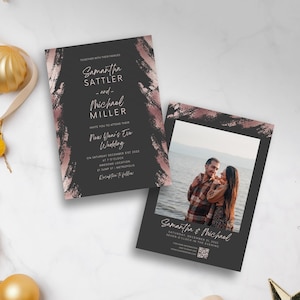 Puede incluir: Una invitación de boda negra y oro rosa con una foto de una pareja frente a un cuerpo de agua. El texto de la invitación dice "Samantha & Michael, sábado 31 de diciembre de 2022, siete en punto de la tarde".