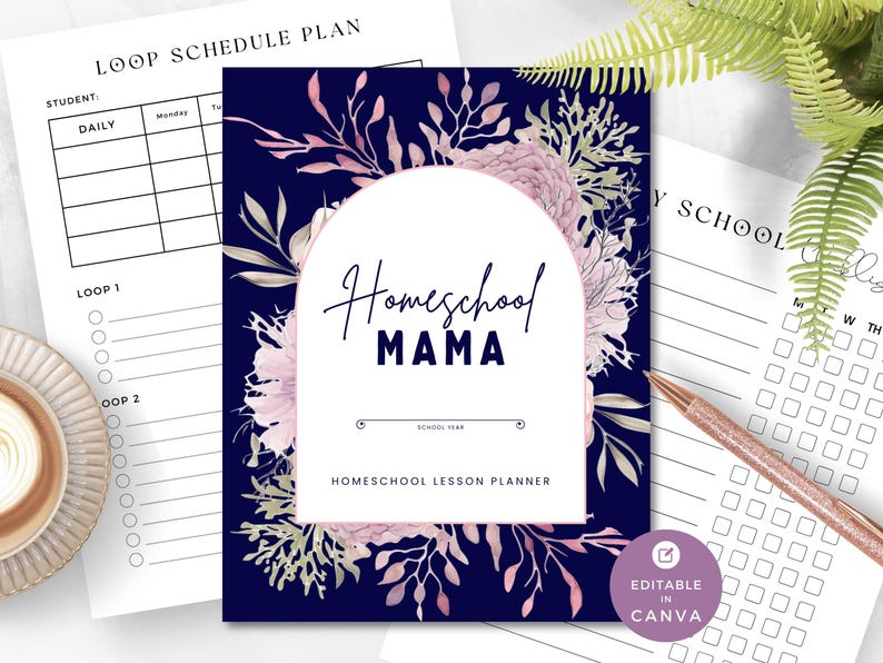 Op de afbeelding: Een printbare homeschool-lesplanner met een bloemenontwerp. De omslag heeft een donkerblauwe achtergrond met roze en witte bloemen en de tekst "Homeschool Mama".
