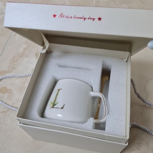 Nuevo diseño de lujo con alfabetos dorados, exquisita porcelana, juego de taza de café, té, tapa de taza y cuchara, regalo único para NAVIDAD, CUMPLEAÑOS, San Valentín...
