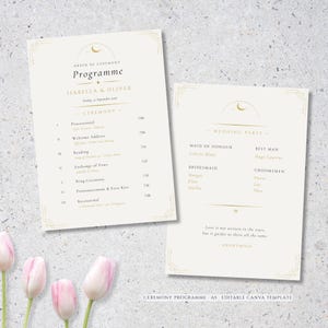 Może przedstawiać: Dwie kremowe karty z programem ceremonii ślubnej z ozdobnymi złotymi liniami o tematyce niebiańskiej, w tym ikoną półksiężyca. Tekst zawiera plan uroczystości dla Isabelli i Olivera oraz listę gości weselnych zapisaną elegancką czcionką szeryfową.