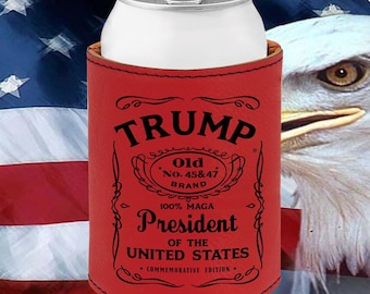 愛国的なトランプ45-47レザー缶クーラー - カスタム刻印入りドリンクホルダー
