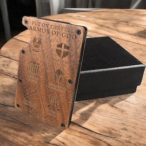 Clip para billetes de madera con la Armadura de Dios – Billetera cristiana grabada para hombre – EDC minimalista – Regalo inspirado en la fe, diseño bíblico