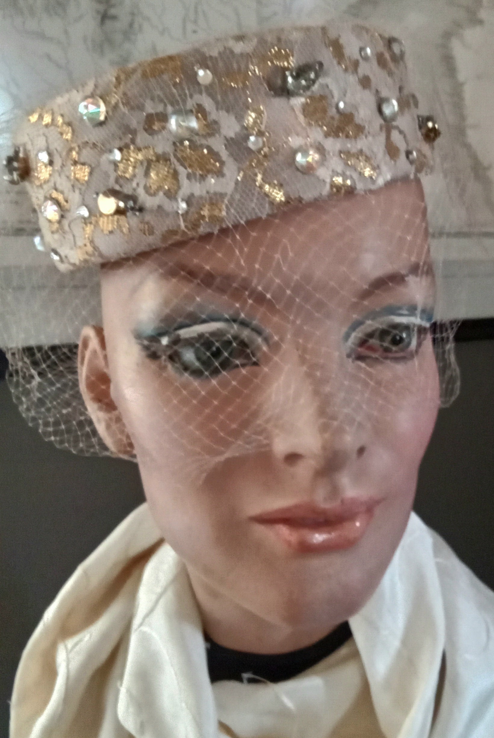 Blingy, Fun, Classic Retro/Vintage 60's Golden Brocade Fascinator Pillbox Hat Met Strass en Mysterieuze Sluier