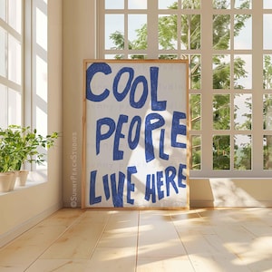 Cool People Live Here Print, Niebieski Wydrukowany Wystrój Domu, Sztuka Ścienna Do Pokoju W Akademiku, Zabawny Cytat, Plakat W Stylu Vintage, Wystrój Ścienny Do Pokoju Dziecięcego, Pobieranie Cyfrowe