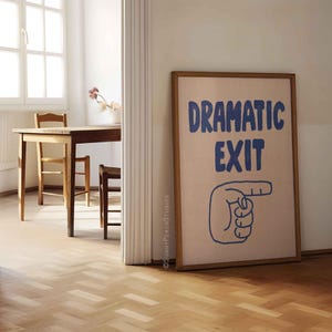 Puede incluir: Un póster rosa claro con una mano azul apuntando hacia la derecha. El póster dice "Dramatic Exit" en letras azules.