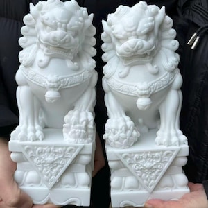 Ett par naturliga unika marmorsniderier Fu Dogs & tempel stora lejonstatyer Feng Shui-dekor, stenläkande Foo-Dogs lejontempelväktarskulptur