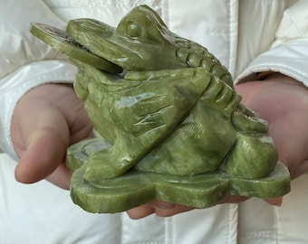 Natural green jade Money Toad Figurine Feng Shui Fortune Coin Stone Crystal Healing Toad/ Frog /Chan Chu Sculpture Prosperity Gemstone decor
