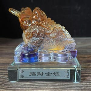 Wykwintna Liuli Glass Jin Chan Fortune Toad na stojaku, tradycyjny szklany kryształ Wealth Toad Feng Shui dekoracja biurka półka dobrobyt powodzenia