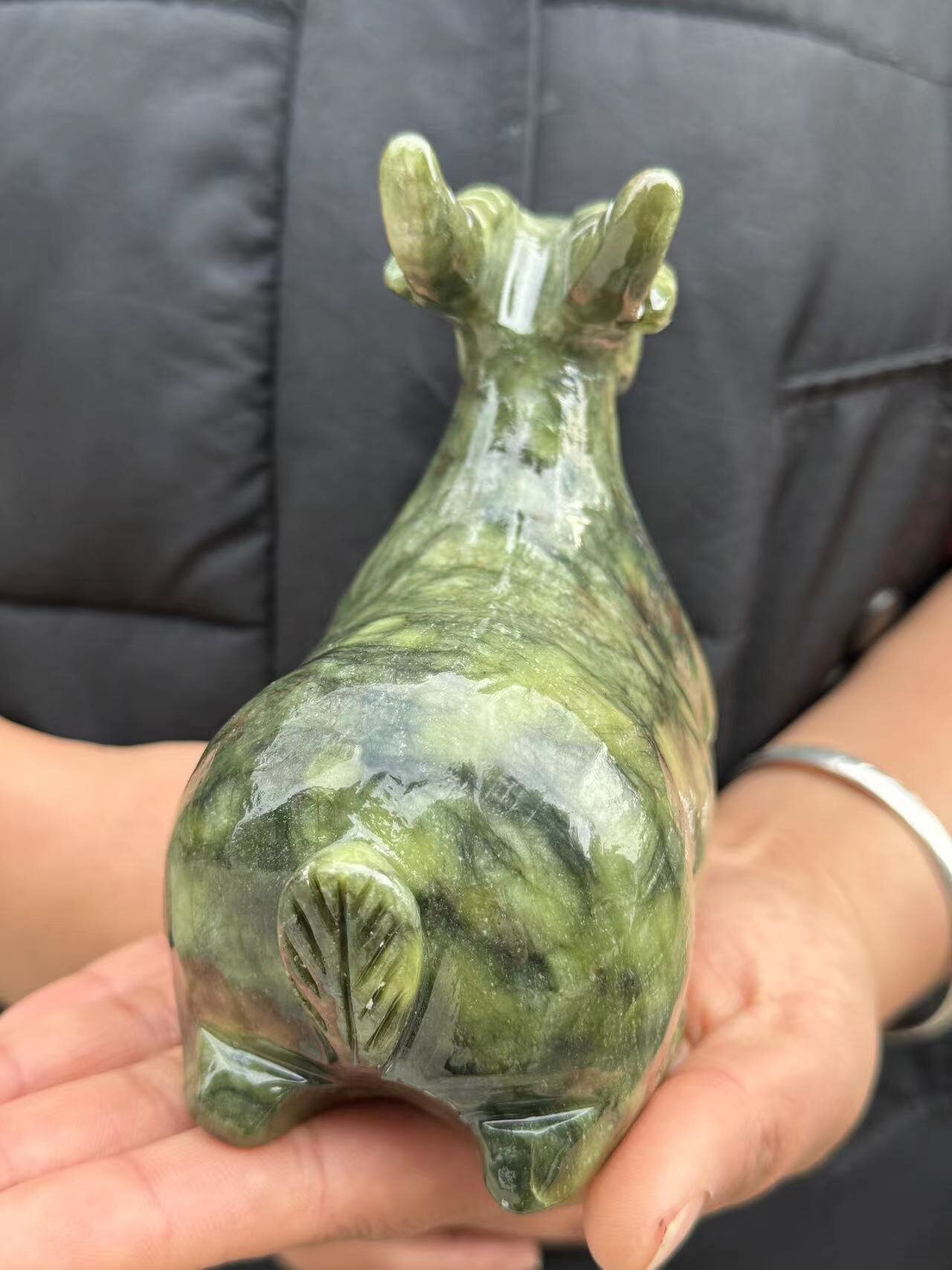 天然翡翠石彫刻彫刻ヤギ羊アンテロープ像、天然グリーンクリスタル干支