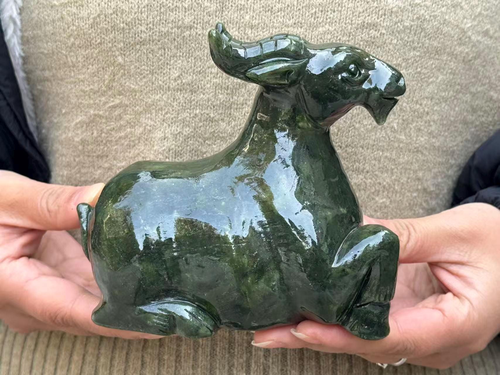 天然翡翠石彫刻彫刻ヤギ羊アンテロープ像、天然グリーンクリスタル干支
