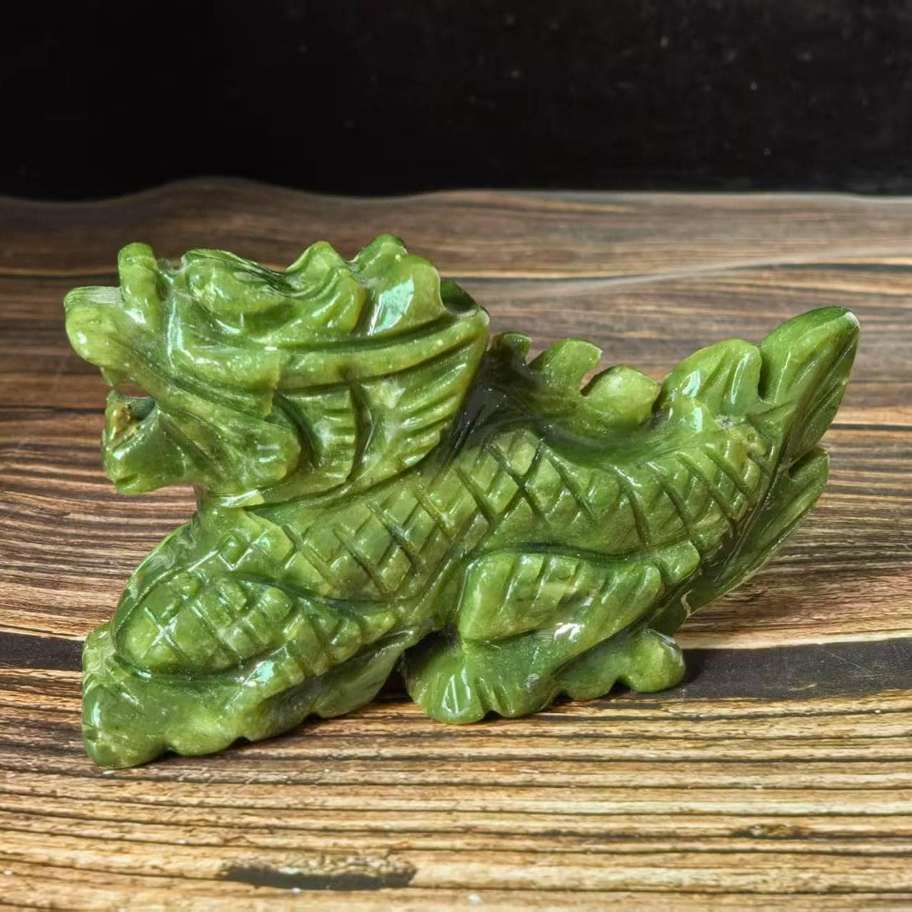 強力な天然グリーン翡翠ドラゴン、クリスタルドラゴンの頭蓋骨