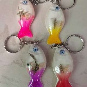 Set med 4 bilder, Halsband med havsfisk, Nyckelring med hartsfisk, Halsband med nautisk fisk, Fiskhänge, Halsband med fisk i harts, Hänge med snäckskal, Gåva
