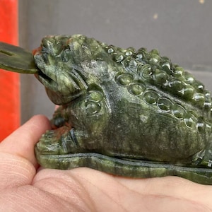 Natural green jade Money Toad Figurine Feng Shui Fortune Coin Stone Crystal Healing Toad/ Frog /Chan Chu Sculpture Prosperity Gemstone DD258