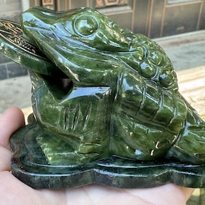 Natural  jade Money Toad Figurine Feng Shui Fortune Coin Stone Crystal Healing Toad/ Frog /Chan Chu Sculpture Luck  Success Gemstone  DD0351