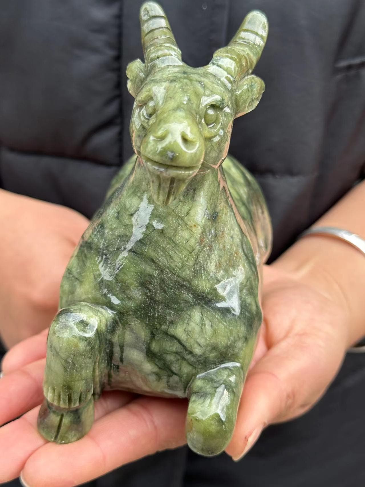 天然翡翠石彫刻彫刻ヤギ羊アンテロープ像、天然グリーンクリスタル干支